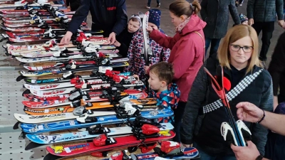 Ein reichhaltiges Angebot wartet beim Skibasar in Schwarzenfeld auf die Schnäppchenjäger (Bild: mab)