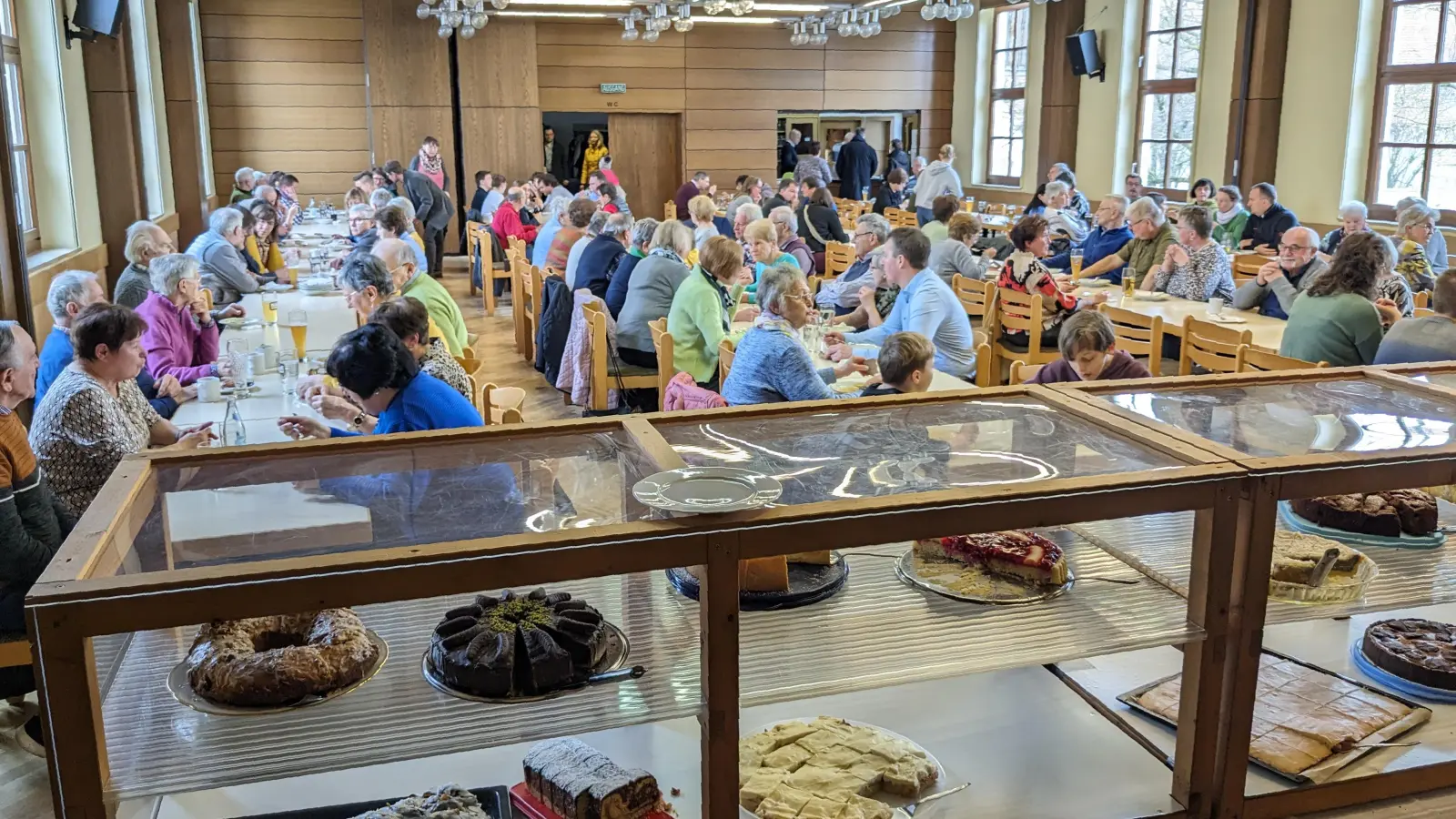 Großes Interesse fand das diesjährige Fastenessen der Pfarrei Mitterteich im Josefsheim. Nach der Suppe wurden auch Kaffee und Kuchen angeboten.  (Bild: Pfarrgemeinderat Mitterteich/exb)