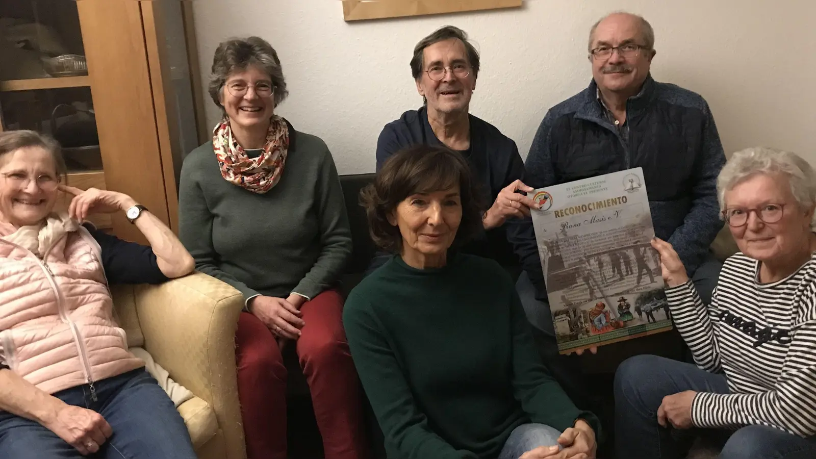 Dorothea Stanzel-Bauer (Beirätin), Eva Mayerhofer (Schatzmeisterin), Andrea Platzer (Beirätin), Hans Bauer (Vorsitzender), Josef Hirsch (Beirat) freuen sich über die von Marianne Moosburger (stellvertretende Vorsitzende) mitgebrachte Danke-Urkunde. (Bild: mma)