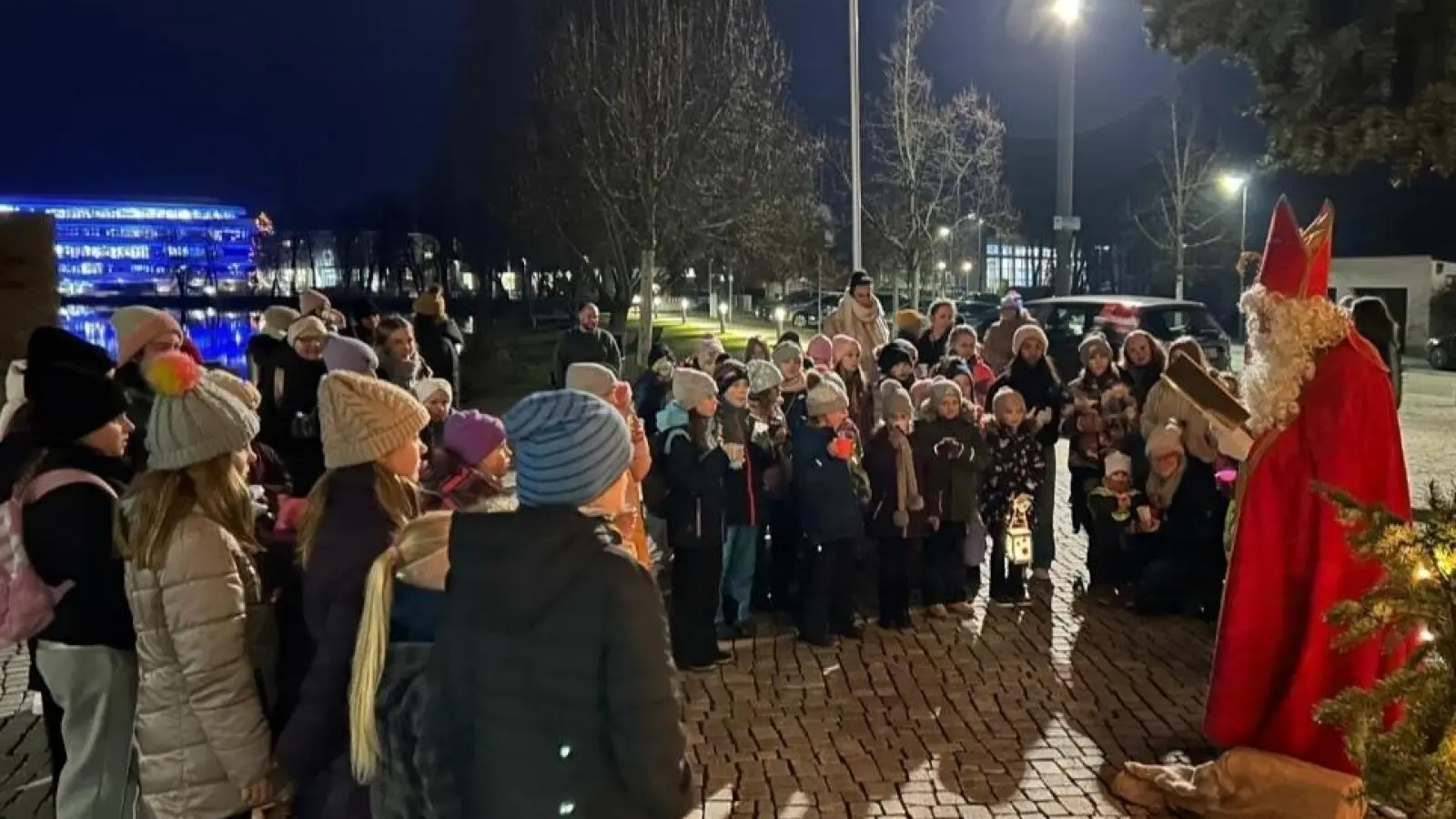 Der Nikolaus besucht die Kinder am Rathausplatz in Weiherhammer (Bild: Andreas Solter)