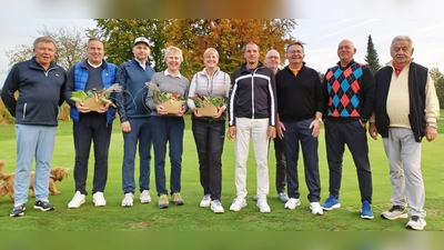 Zum Abschluss hat es auch 2024 nur Sieger gegeben: GLC-Präsident Harald Thies (l.), Spielführer Reinhold Scharl (r.), Marketing-Vorsitzender Frank Käfer (2. v. r.) und Organisator Herbert Doleschal (3. v. r.) gratulierten den Gewinnern.  (Bild: Stephan Landgraf)