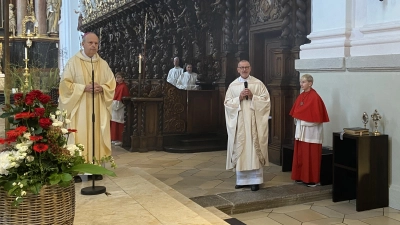 Pfarrer Dr. Thomas Vogl konnte Weihbischof Reinhard Pappenberger zum Festgottesdienst begrüßen (Bild: Markus Scharnagl)