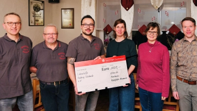 (v.l.n.r.): Georg Wallner, Manfred Lehner (2. Vorstand), Matthias Neubauer (1. Vorstand), Melanie Dietrich (Lebenshilfe Amberg-Sulzbach), Nicole Mané (Ergotherapeutin der Frühförderstelle Auerbach), Simon Popp (Kassier) (Bild: Daniel Paulus)