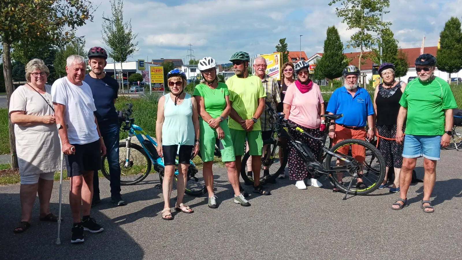 Die Radlergruppe beim Treffpunkt am alten Bahnhof  (Bild: Lydia Großmann)