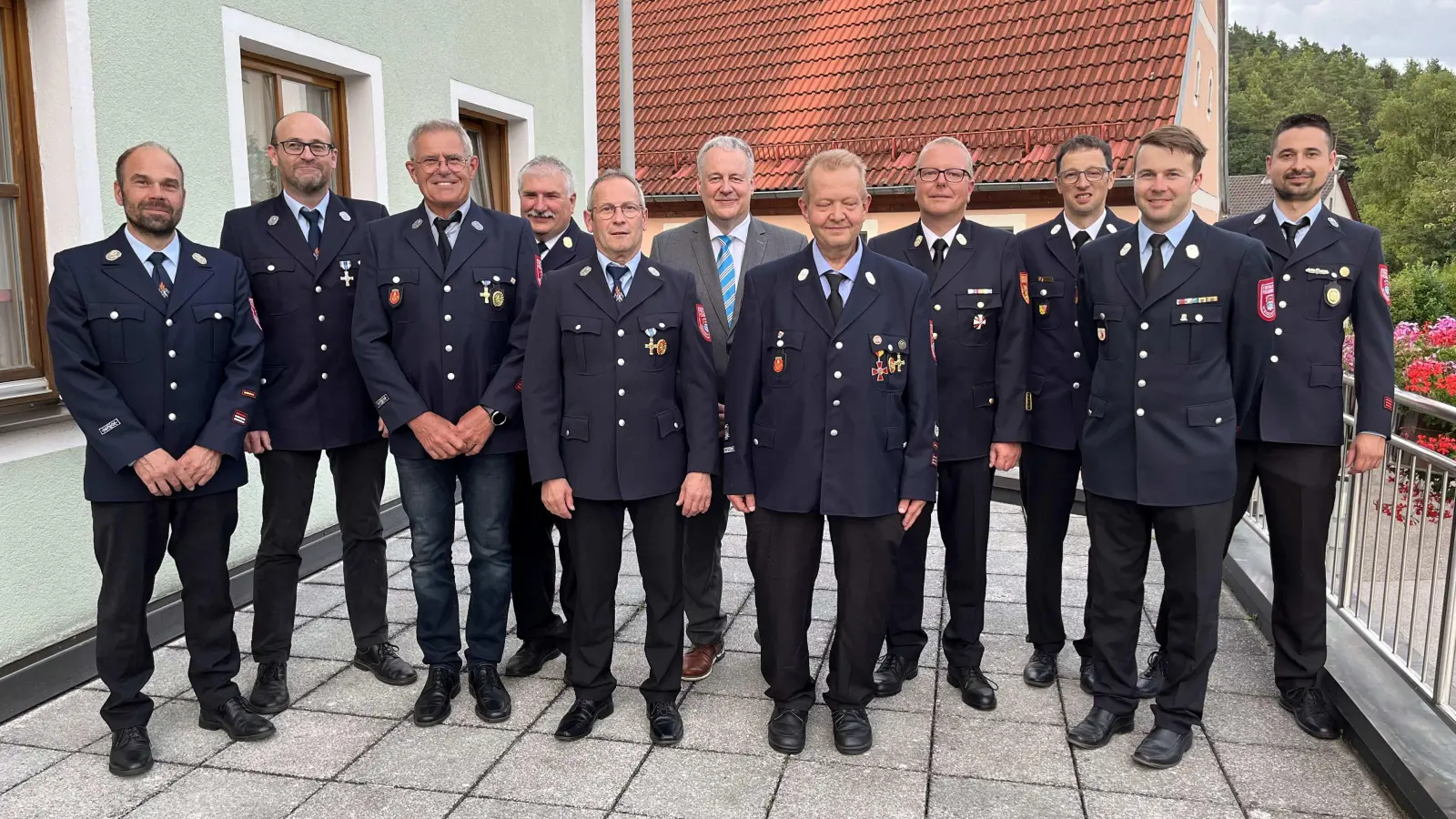 Landrat Richard Reisinger händigte an Walter Zimmermann, Manfred Herrmann und Jürgen Haas (3., 5. und 7.vl.li.) das Ehrenzeichen in Gold für 40 Jahre aktiven Feuerwehrdienst aus. (Bild: Christine Hollederer)