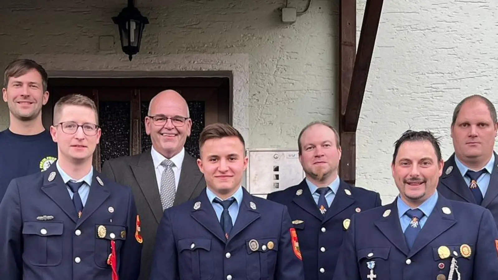 Die neue Führungsspitze der Feuerwehr Ottengrün: (von links) Kassier Kevin Führlich, Zweiter Kommandant Martin Dietl, Bürgermeister Klaus Meyer, Vorsitzender Lucas Scharnagl, Löschmeister Daniel Ott, Kommandant Norbert Scharnagl und Gerätewart Jürgen Braun. <br> (Bild: Feuerwehr Ottengrün/exb)