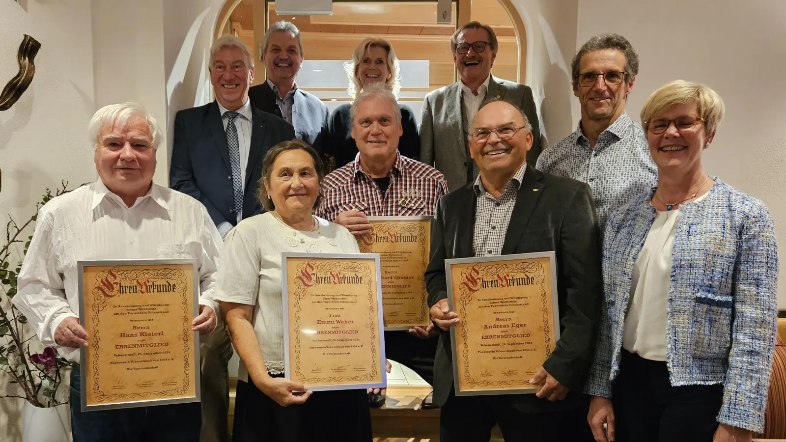 Stolze neue Ehrenmitglieder Hennes Kleierl, Emmi Weber, Bernhard Grosser, Anderl Eger gemeinsam mit TV-Vorstand, Bürgermeister Wutzlhofer, stellvertrende Landrätin Andrea Lang und Bezirksvorsitzende des BLSV Oberpfalz Barbara Hernes (Bild: Gabriele Buchbinder)