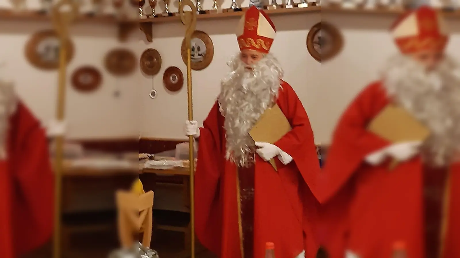 Auch der Nikolaus schaute bei der Adventfeier vorbei. (Bild: Hans Stäber)