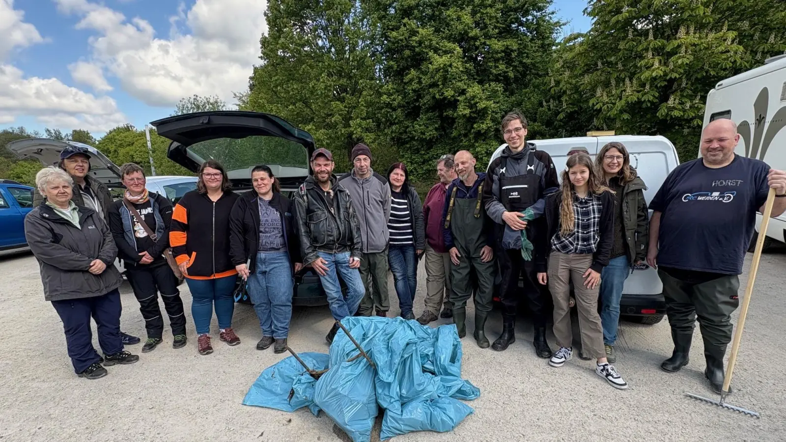 15 Geocacher aus der Region trafen sich zum Müllsammeln - das Ergebnis der rund eineinhalbstündigen Arbeit: Viel Müll - von Dosen über Folienreste bis hin zu großen Metallbügeln war alles zu finden. (Bild: Tim Burger)