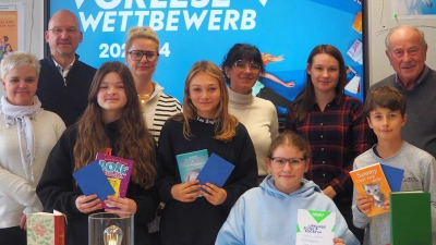 Katharina Heimerl (vorne, sitzend) ist die beste Vorleserin an der Fichtelnaabtal-Mittelschule Ebnath-Neusorg. (Bild: Jessica Plannerer/exb)