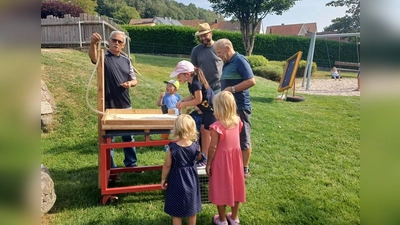 Vorsitzender der Siedlergemeinschaft Flossenbürg Josef Käs (1.v.l.) bei einem Geschicklichkeitsspiel für Kinder auf dem Spielplatz der Torwiese  (Bild: Robert Stahl)