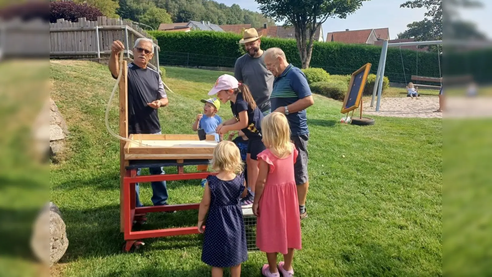 Vorsitzender der Siedlergemeinschaft Flossenbürg Josef Käs (1.v.l.) bei einem Geschicklichkeitsspiel für Kinder auf dem Spielplatz der Torwiese  (Bild: Robert Stahl)