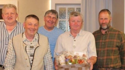 Ehrung bei der WBV Illschwang/Birgland: (von links) Geschäftsführer: Reinhard Rösel, 1. Vorsitzender Bernd Ibler, 3. Vorsitzender Helmut Schlenk, der ausgeschiedene Vorsitzende Hans Schmidt und 2. Vorsitzender Jürgen Bodendörfer.<br> (Bild: Hans Siess)