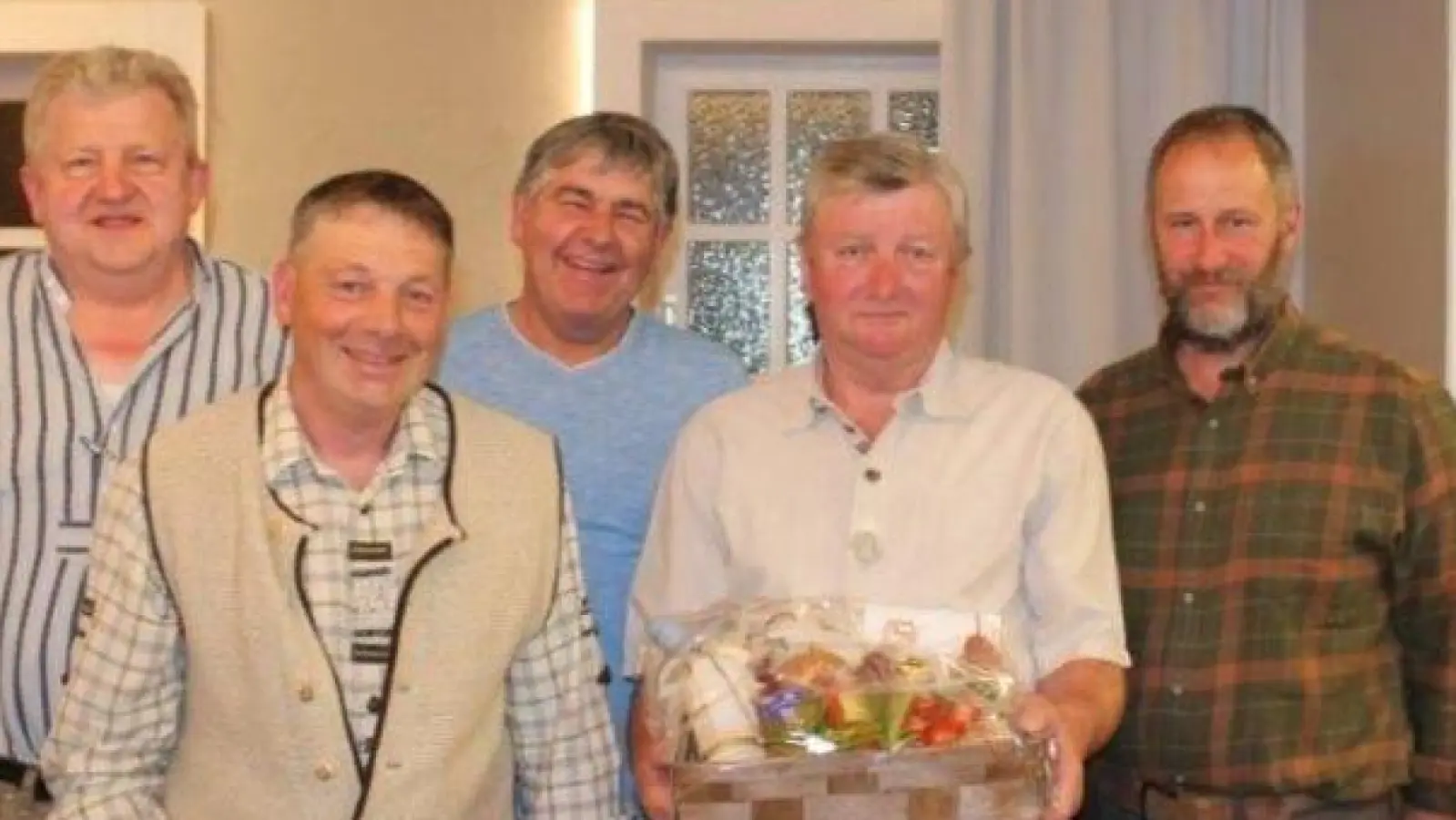 Ehrung bei der WBV Illschwang/Birgland: (von links) Geschäftsführer: Reinhard Rösel, 1. Vorsitzender Bernd Ibler, 3. Vorsitzender Helmut Schlenk, der ausgeschiedene Vorsitzende Hans Schmidt und 2. Vorsitzender Jürgen Bodendörfer.<br> (Bild: Hans Siess)