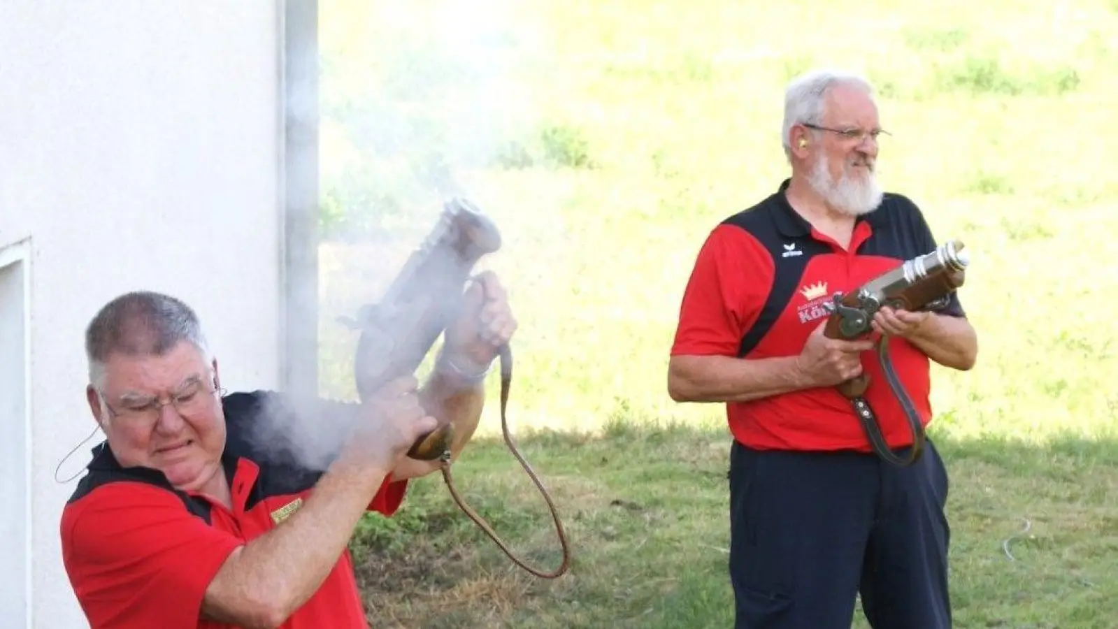 Die Vilsecker Wolfgang Moll (links) und Georg Pickelmann (rechts) eröffneten die Siegerehrung mit Böllerschüssen (Bild: Peter Domanits)