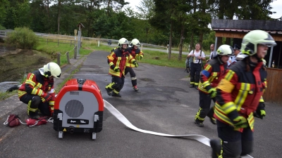 Das Schiedsrichterteam mit Kreisbrandinspektor Martin Weig, Kreisbrandmeister Thomas Kleber sowie Anton Schwägerl bestätigt den Frauen und Männern der Feuerwehr Moosbach beste Leistungen.  (Bild: gi/exb)