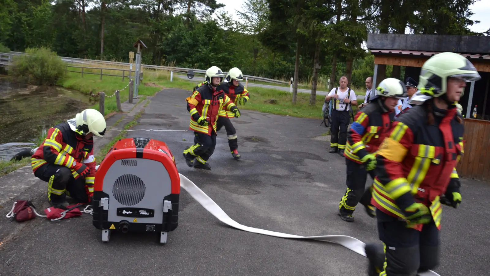 Das Schiedsrichterteam mit Kreisbrandinspektor Martin Weig, Kreisbrandmeister Thomas Kleber sowie Anton Schwägerl bestätigt den Frauen und Männern der Feuerwehr Moosbach beste Leistungen.  (Bild: Peter Garreiss)