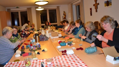 <br>Der Frauenbund traf sich zum Basteln von Wollwichteln aus Upcycling-Materialen. <br> (Bild: Peter Garreiss)