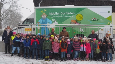 Grundschulklassen besuchen den Mobilen Dorfladen. (Bild: Mayda Judas)