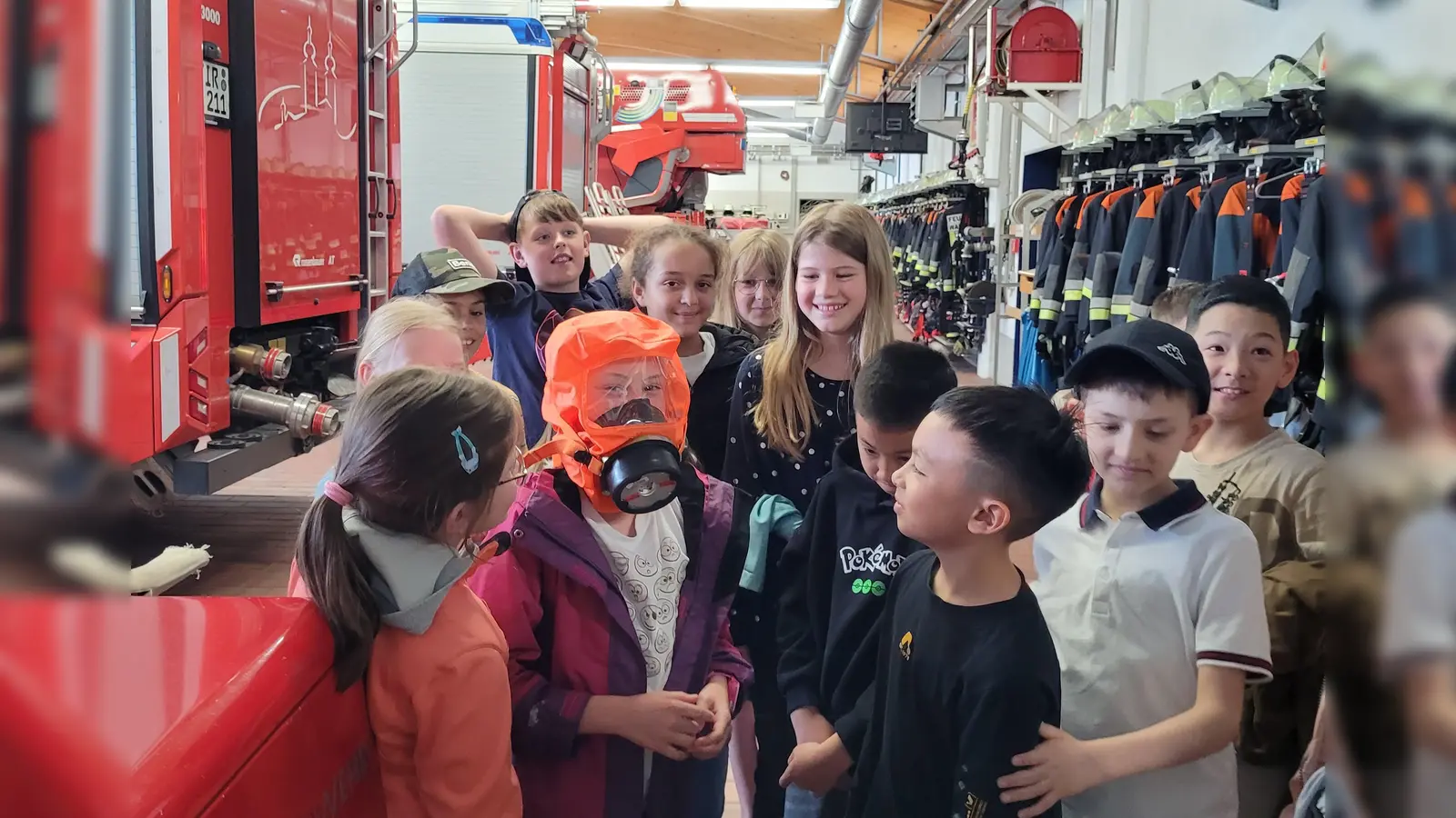 Grundschulkinder bei der Feuerwehr. (Bild: Grundschule Waldsassen/exb)