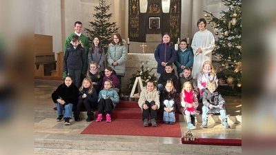 Pfarrer Thomas Kohlhepp und Gemeindereferentin Franziska Bösl beim Vorstellungsgottesdienst mit den Erstkommunionkindern (Bild: Priska Hofmann)