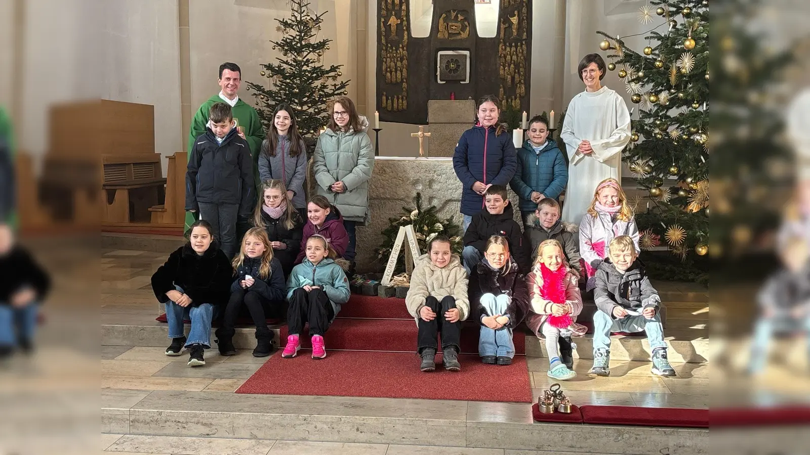 Pfarrer Thomas Kohlhepp und Gemeindereferentin Franziska Bösl beim Vorstellungsgottesdienst mit den Erstkommunionkindern (Bild: Priska Hofmann)