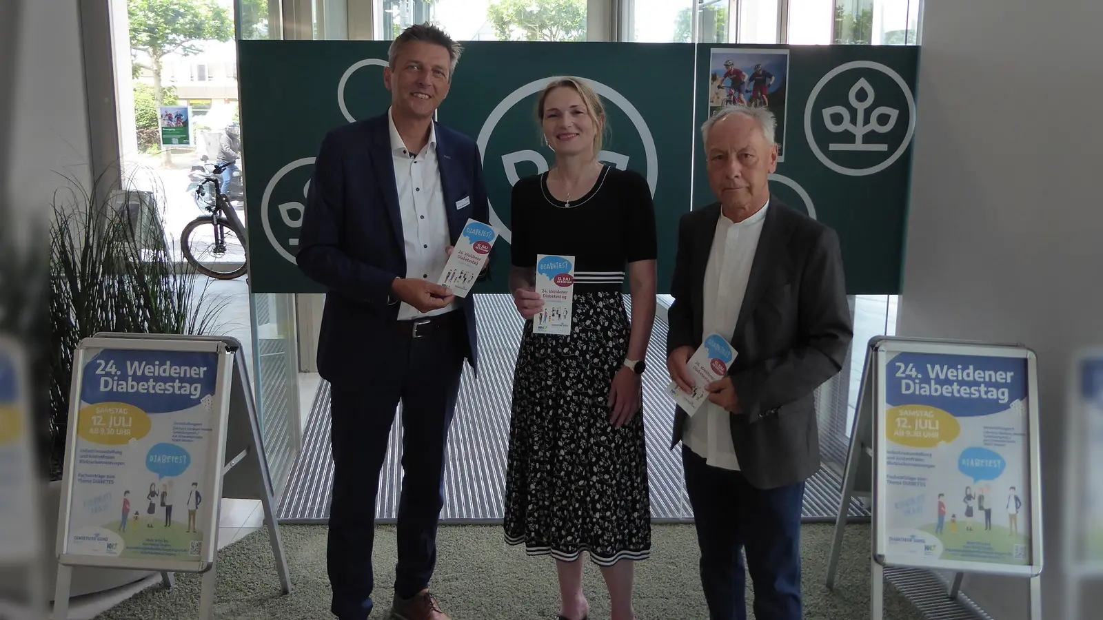 von links: AOK-Direktor Jürgen Spickenreuther, kommisarische Chefärztin Med. Klinik 1 des Klinikuns Weiden Dr. Martina Troppmann und Diabetiker-SHG-Leiter Karl-Heinz Stupka (Bild: Karl-Heinz Stupka)