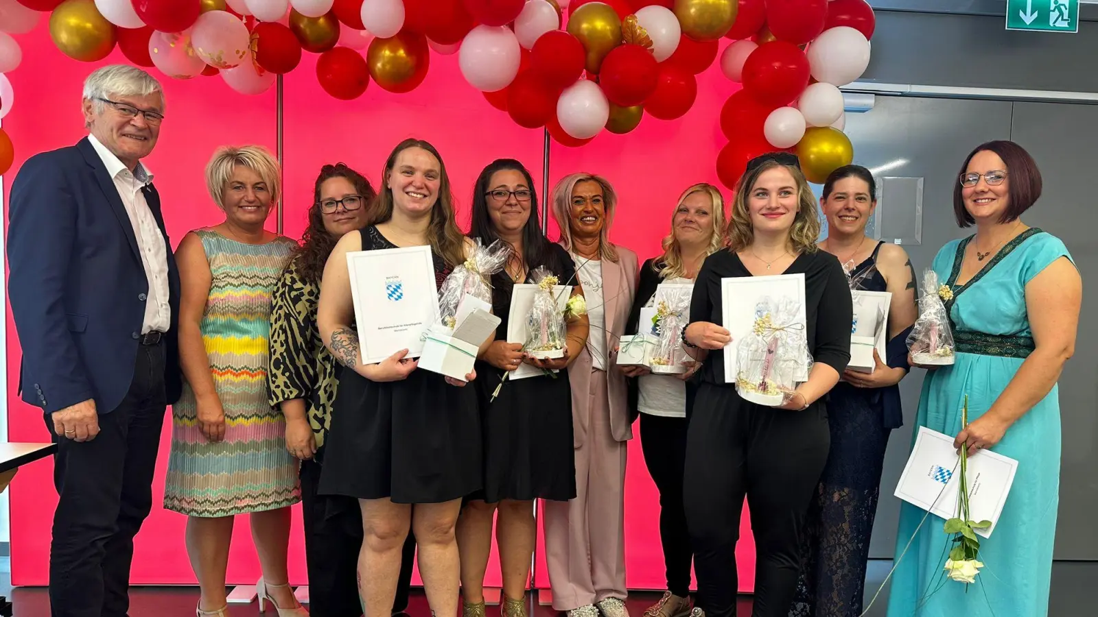 Ehrung der Besten von links nach rechts (Bürgermeister Horst Geißel, Klassenleitung Katrin Schraml, Schulleitung Pflegefachkräfte Katja Schneider, Nicole Laube (Pflegefachhelferin), Isabell Kieslich-Erhardt (Pflegefachkraft), Schulleitung Altenpflegehilfe Daniela Flügel, Nadja Röder (Pflegefachhelferin), Lena Dürbeck (Pflegefachkraft), Carina Burger (Pflegefachkraft), Adela Scholz (Pflegefachkraft). (Bild: Isabell Kreuzer)