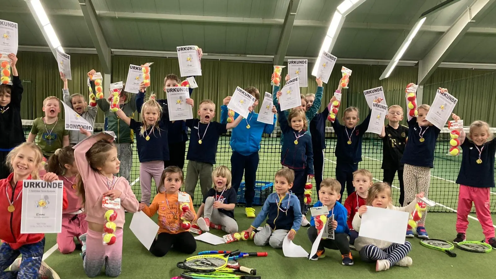 Zum Abschluss der Wintersaison zeigen die Kinder der SpVgg Schirmitz ihr Können bei einer Tennis-Olympiade.<br> (Bild: Carolina Forster/exb)