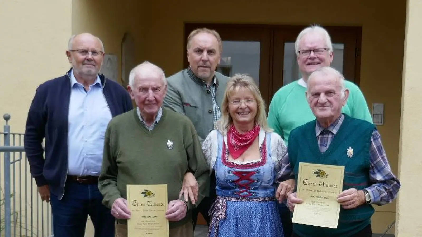 Von links: vordere Reihe: Jubilar Georg Kiener, 1. Vorsitzende Maria Honig, Jubilar Michael Meier, hintere Reihe: 2. Vorstand Karlheinz Cislaghi, 1. Vorsitzender Markus Kerner vom Hauptverein Zwiesel, 3 .Vorstand Wolfgang Zimmermann. <br> (Bild: Christl Gaigl)