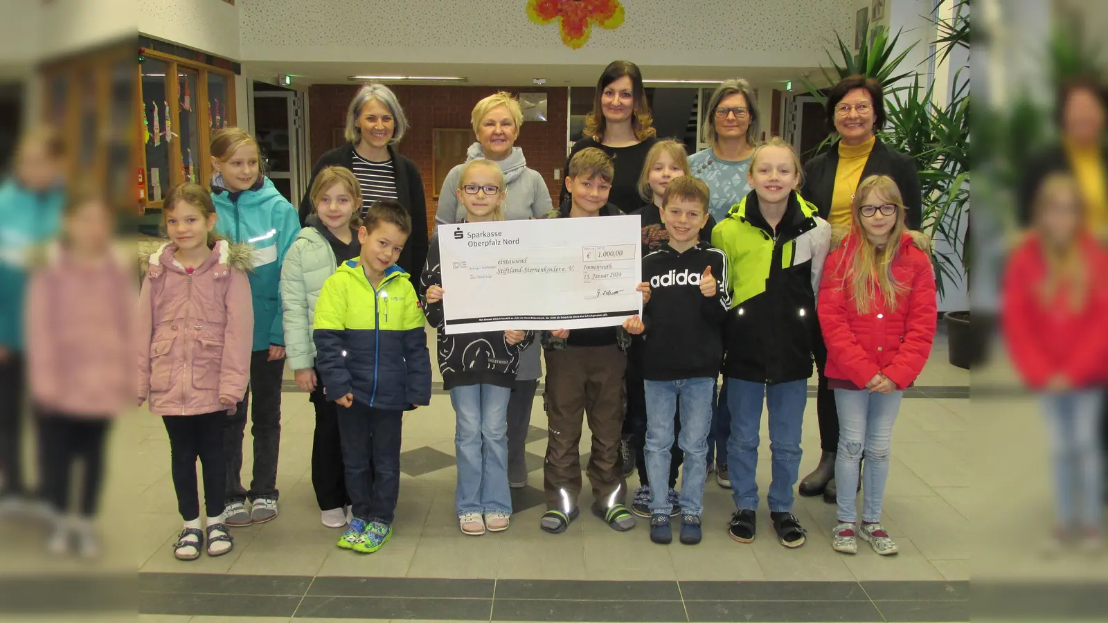 An Beatrix Kempf übergaben Rektorin Gudrun Lehner, die Elternbeiratsvorsitzenden Maria Bock und Heidi Schlicht, stellvertretende Schulleiterin Kerstin Zaus (von links) sowie die Klassensprecher den Scheck. (Bild: Grundschule Immenreuth/exb)