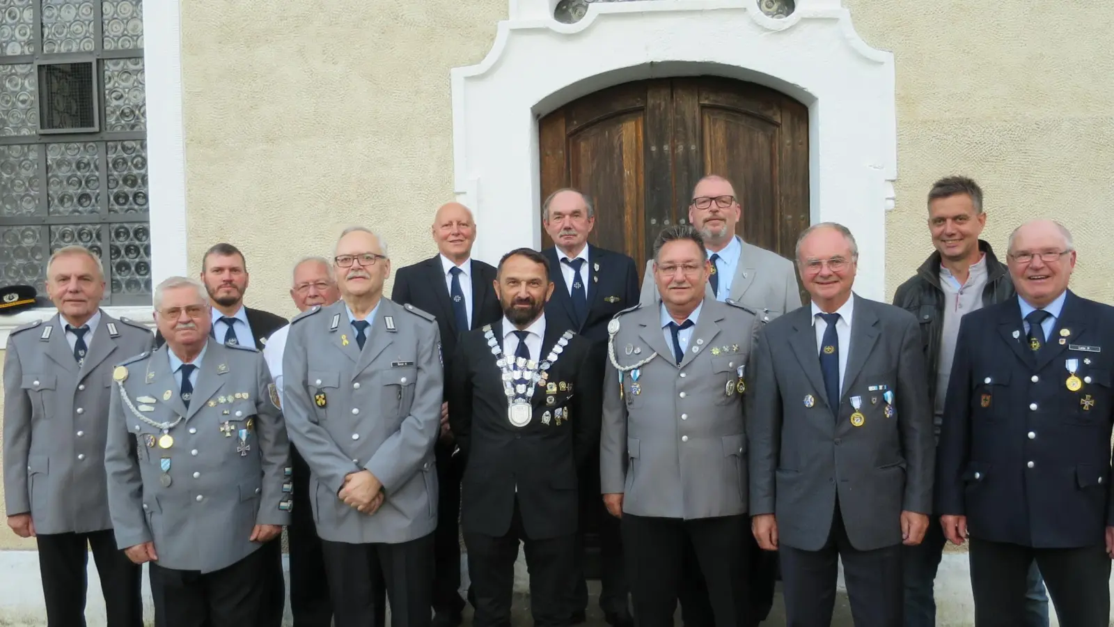 Landesschützenkönig Heinrich Schell ( vorne mi) mit den Mitgliedern der Kreisvorstandschaft, Vereinsvorständen sowie 2. Bgm Roland Hörl (hi re) sowie stv. Bezirksvorsitzenden Andre Pöppich (hi 2.v.re) (Bild: Werner Kosmale)