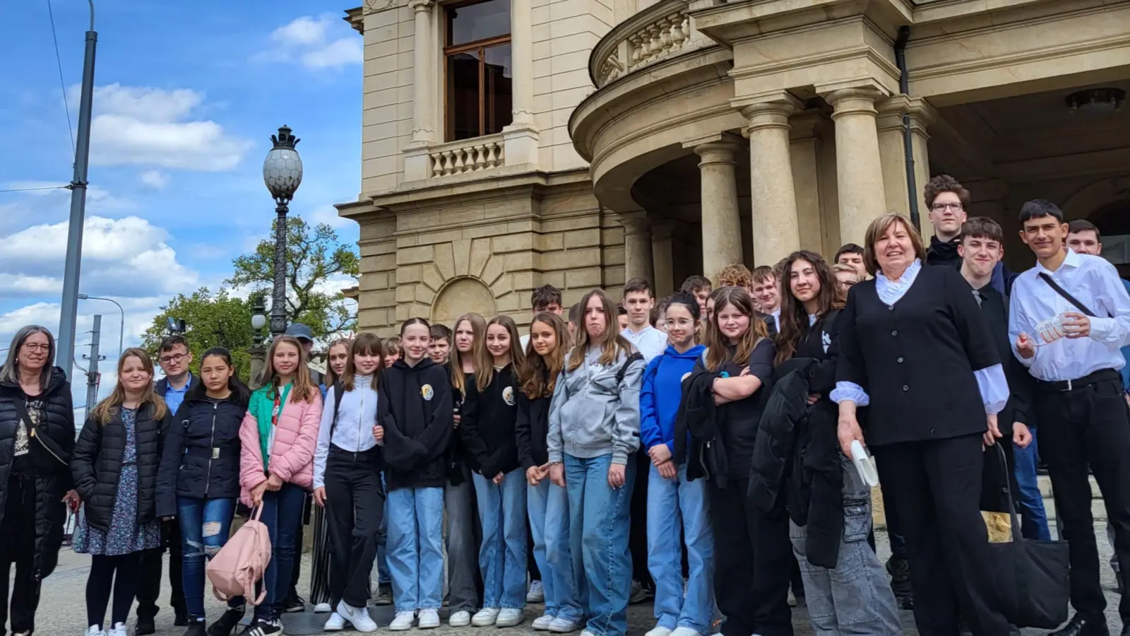 Die Schüler stellten sich vor dem Theater zum Gruppenfoto auf.  (Bild: Dana Fialova/exb)