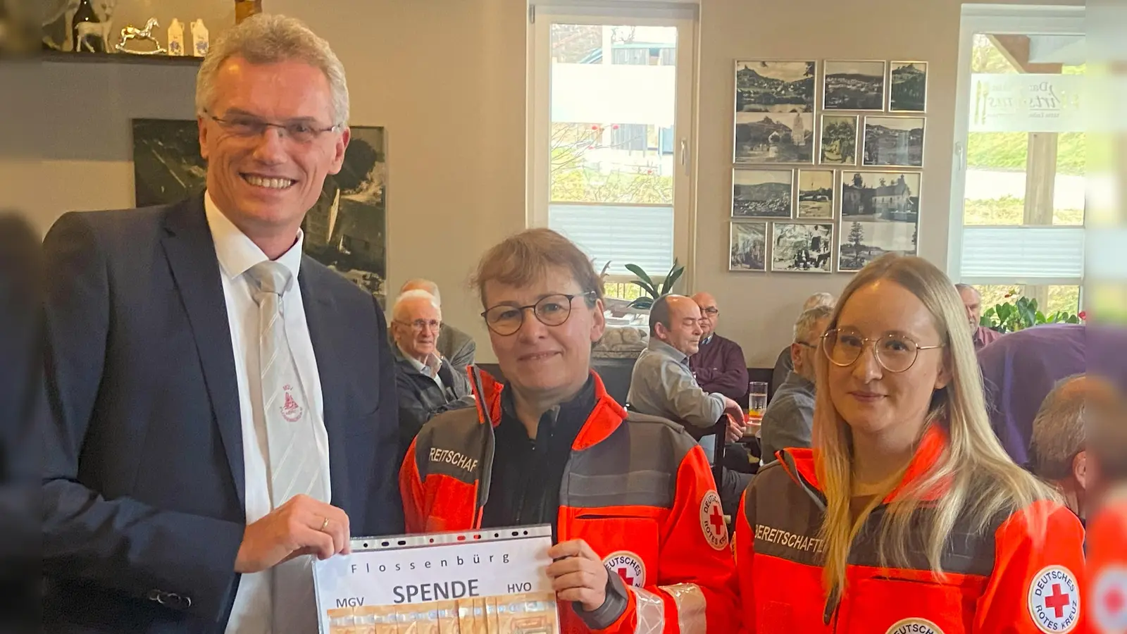 Stefan Meiler (links), Vorsitzender des MGV Flossenbürg, übergibt 500 Euro an die Helfer vor Ort, Heike Sladky (Mitte) und Eva Pentner (rechts).  (Bild: cro)