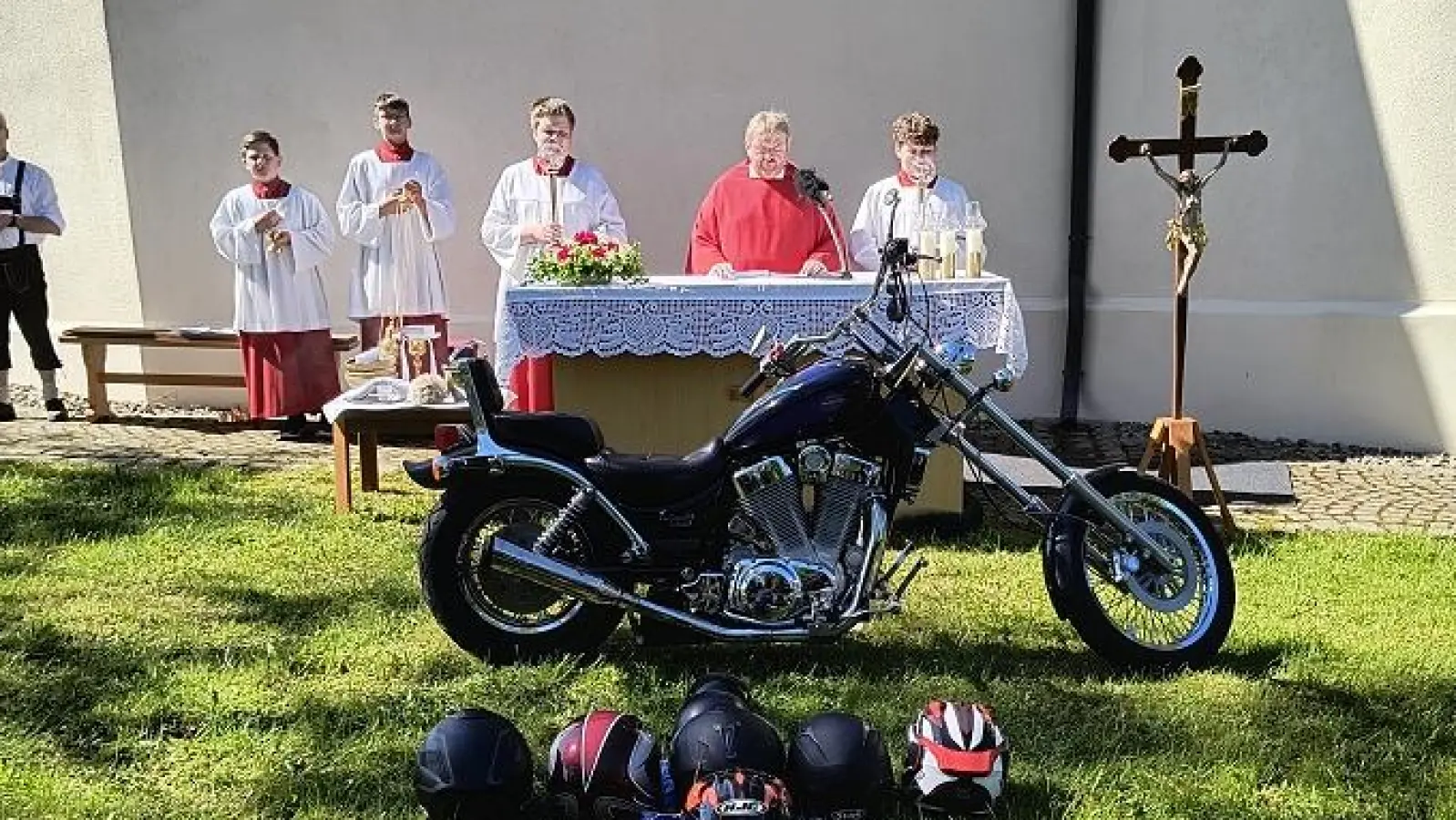 Vor der Wallfahrtskapelle in Steinlohe feierte Pfarrer Albert Hölzl bei strahlendem Sonnenschein den Motorradgottesdienst. (Bild: Nikolaus Scherr)