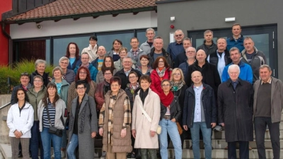 Große Wiedersehensfreude herrschte in Vilseck beim Schülertreffen der Jahrgänge 1967/68 (a + b). Im Laufe des Tages gesellten sich noch weitere ehemalige Buben und Mädchen hinzu.  (Bild: Maria Grädler)