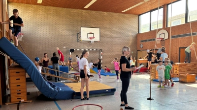 Ein Blick in die Turnhalle auf die zahlreichen Aktiven und Helfer an den Übungsstationen. (Bild: Beate Hilpert)