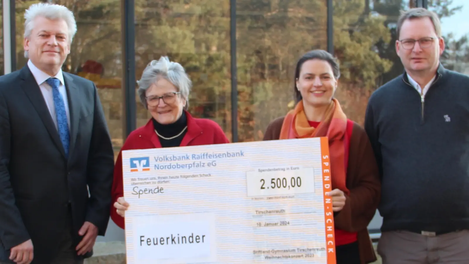 Matthias Weiser (von links), Dr. Annemarie Schraml, Stefanie Heinrich und Andreas Sagstetter bei der Spendenübergabe. (Bild: Martin Putzlocher/exb)