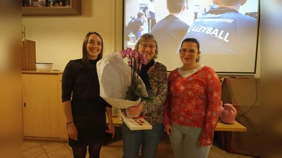 Vorsitzende Carina Götz (rechts) und ihre Stellvertreterin Marina Bayerlein (links) ehren Elfriede Frischmann (Mitte) für ihren jahrzehntelangen Einsatz für die Volleyballabteilung. (Bild: Kathrin Hirmer/exb)