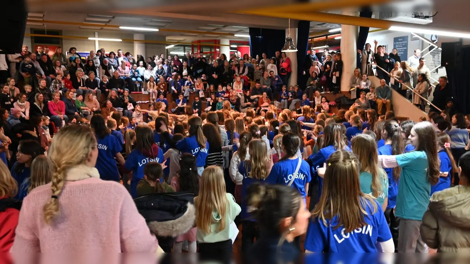 Auftritt der Viertklässlerinnen in der Aula des Elly-Heuss-Gymnasiums  (Bild: Ramona Gilch)