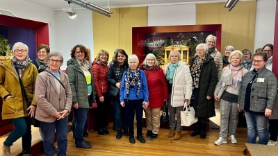 Gästeführerin Cornelia Stahl (rechts vorne) mit den Frauen des Frauenbund Waldsassen beim gemeinsamen Gruppenfoto. (Bild: Maria Wurm)