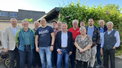 Thomas Hecht, Vorsitzender (7 von links) Christian Ries, Stellvertretender Vorsitzender (4 von links), Peter Hofmann DGB Regionssekretär Oberpfalz, (links), Bild: Heike Hofmann (Bild: Peter Hofmann)