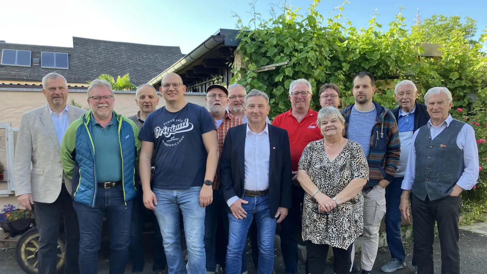 Thomas Hecht, Vorsitzender (7 von links) Christian Ries, Stellvertretender Vorsitzender (4 von links), Peter Hofmann DGB Regionssekretär Oberpfalz, (links), Bild: Heike Hofmann (Bild: Peter Hofmann)
