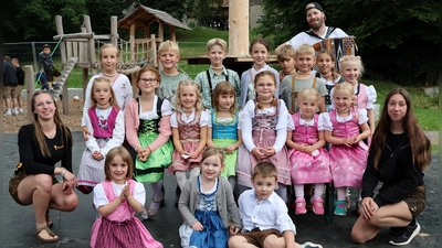 Der Kirwa-Nachwuchs ist in Adlholz schon mit dabei. 18 junge Kirwamoidln und Kirwaburschen tanzen am Kirwasamstag den Baum aus. (Bild: Markus Rauscher)