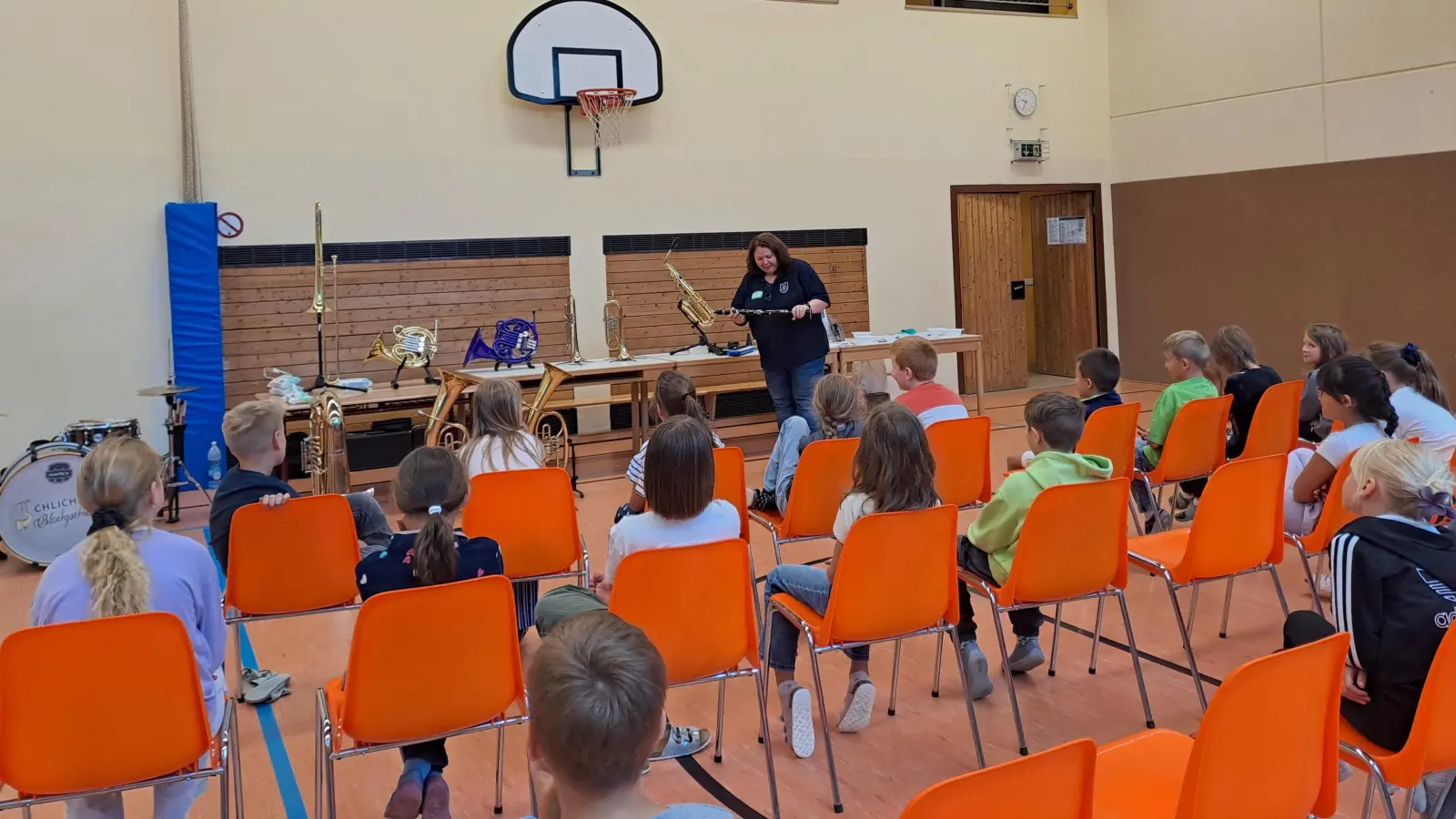 Instrumentenvorstellung mit Instrumentenkarussell in der Schule Edelsfeld der Werkvolkkapelle Schlicht eV (Bild: Sabine Kredler)