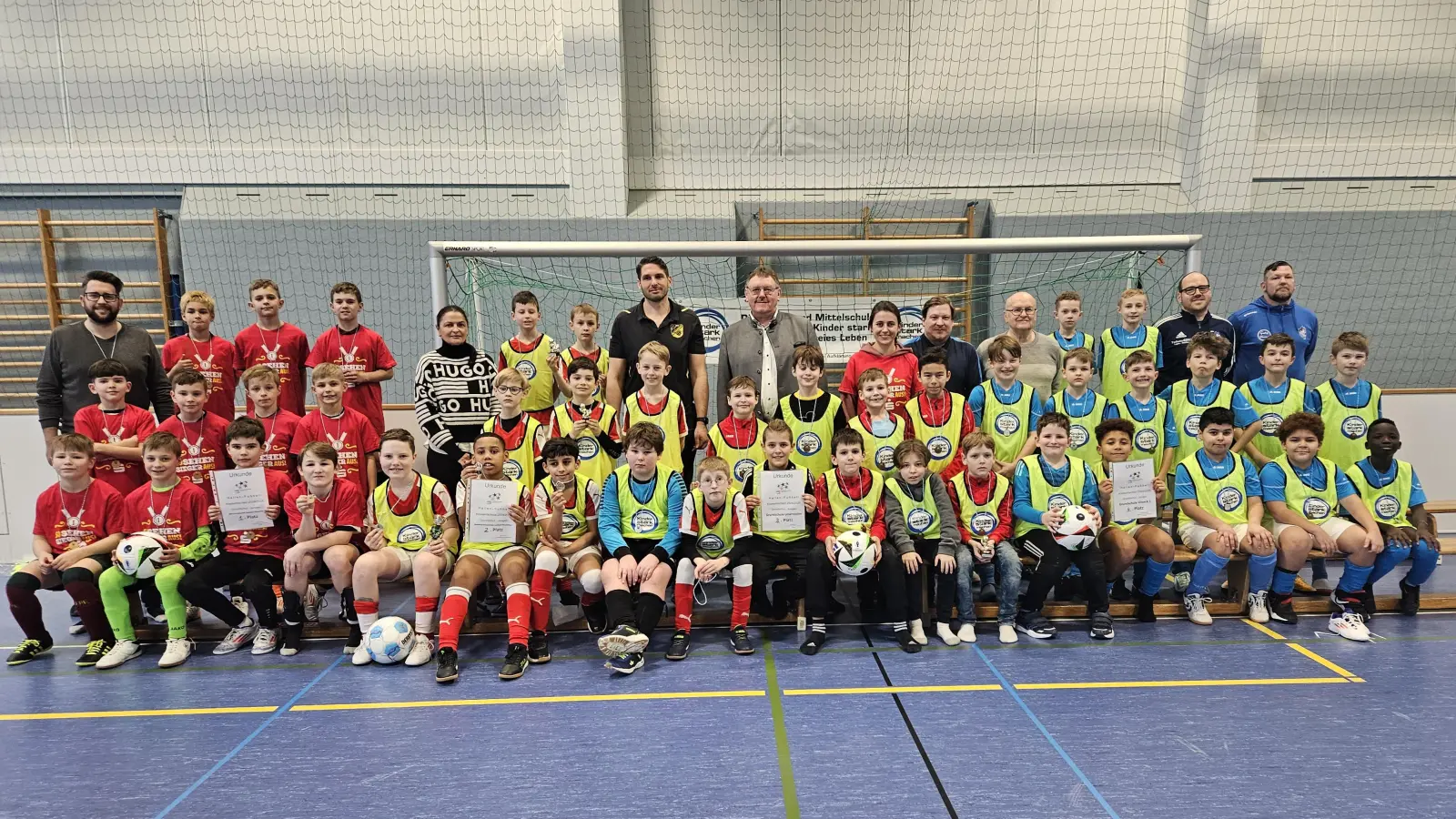 Die vier erstplazierten Grundschul-Jungen-Mannschaften nach der Hallen-Fußball-Landkreismeisterschaft in Vilseck von links: 1. Jahn-Grundschule, 2. Pestalozzi-Grundschule I, 3. Ursensollen und 4. Vilseck I mit (hinten, von links) Stefan Kroher, Konrektorin Daniela Schön und Betreuer Florian Bart (beide Pestalozzi), Bürgermeister Hans-Martin Schertl, Lehrerin Marie-Theres Mühlbauer und Lehrer Oliver Döllinger (beide Ursensollen), Karl Heinz Grollmisch, Martin Winkler und Christian Lehner (beide Betreuer Vilseck),  (Bild: Karl Heinz Grollmisch)