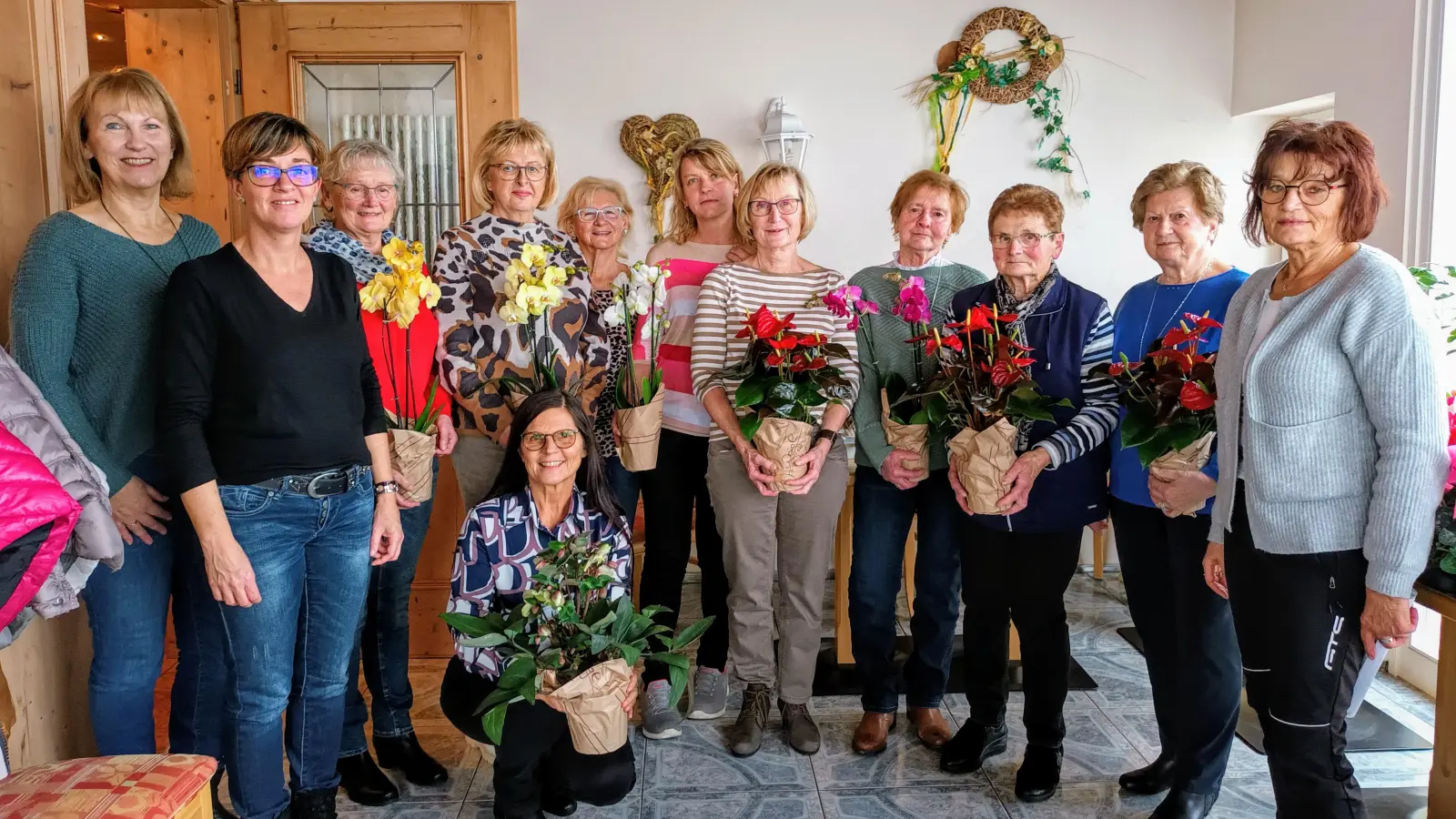 Preisträgerinnen der Sonderpreise für Blumenschmuck an Fenstern und Balkon (Bild: Gerda Stollner)