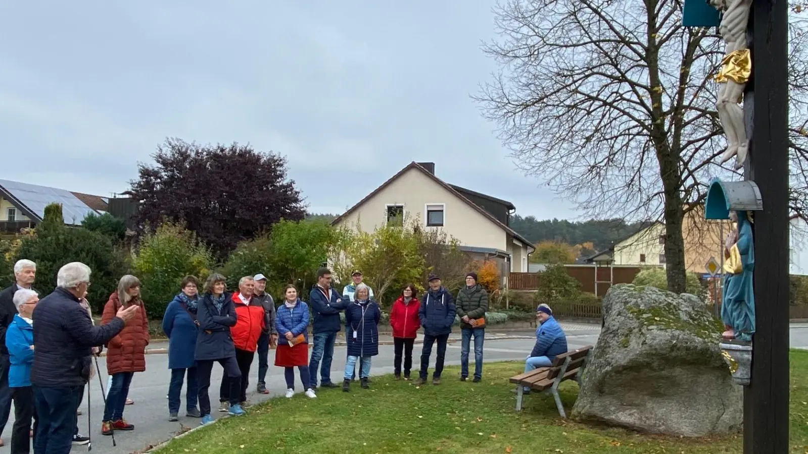 Bei der Marterlwanderung in Irchenrieth gab Albert Gruber (vorne links) Informationen, einige Teilnehmer konnten noch weitere Beiträge mit einbringen. (Bild: Franz Kindl)