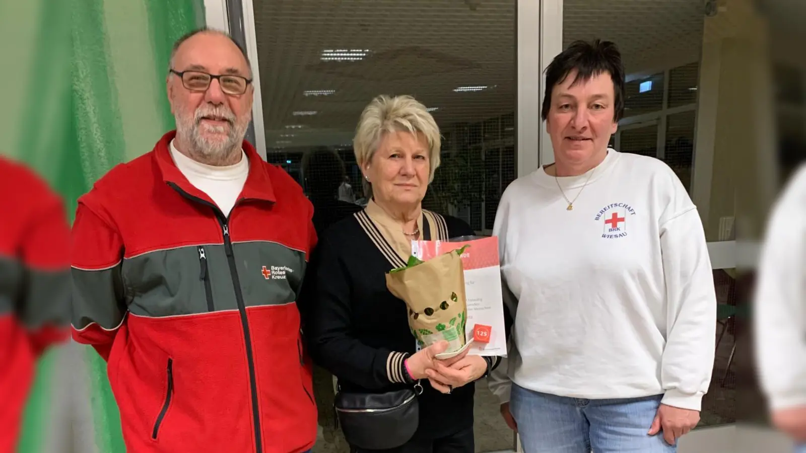 Auf dem Bild von links: Stellvertretender Bereitschaftsleiter Richard Meierl, Helga Dietz, Coni Klarner vom BRK Wiesau.<br> (Bild: Petra Meierl)