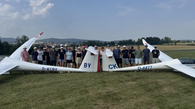 Die Teilnehmer, Trainer und Helfer des Streckenflug Lehrgangs mit den beiden Verbandssegelflugzeugen „Arcus T” und „LS 8” (Bild: Gerhard Döhrling)